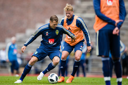 Sveriges Viktor Claesson i kamp om bollen med Oscar