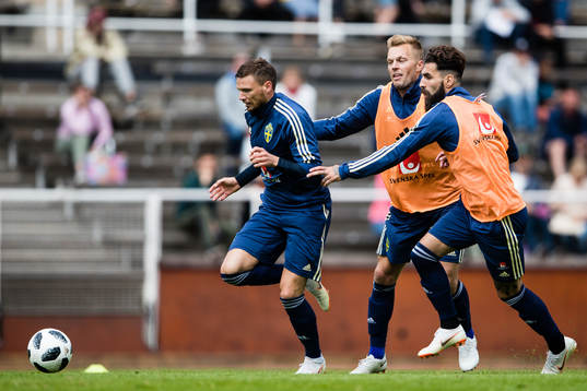 Sveriges Marcus Berg jagas av Sebastian Larsson och Jimmy