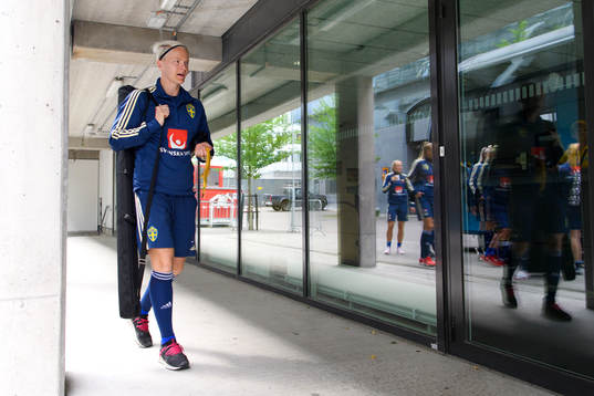 Nilla Fischer innan en träning med det svenska