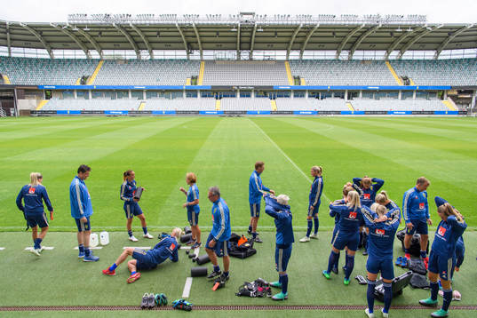 Spelarna värmer upp på Gamla Ullevi innan en träning med