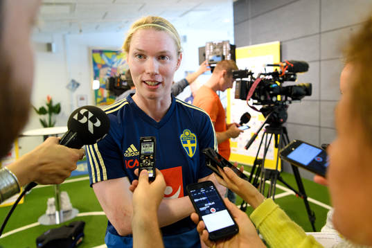 Målvakt Hedvig Lindahl blir intervjuad