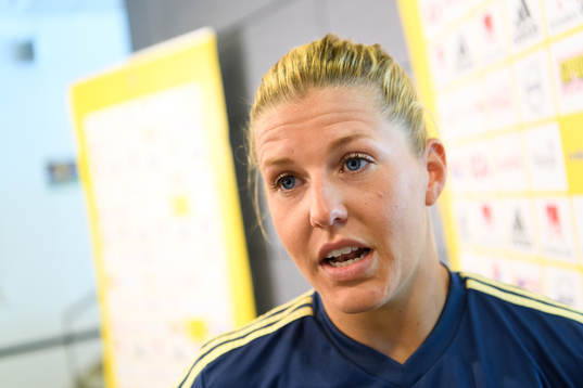 Olivia Schough blir intervjuad