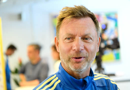 Förbundskapten Peter Gerhardsson blir intervjuad