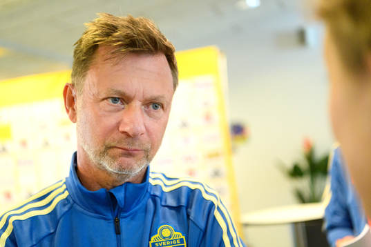 Förbundskapten Peter Gerhardsson blir intervjuad