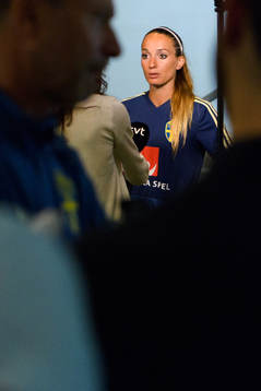 Kosovare Asllani blir intervjuad