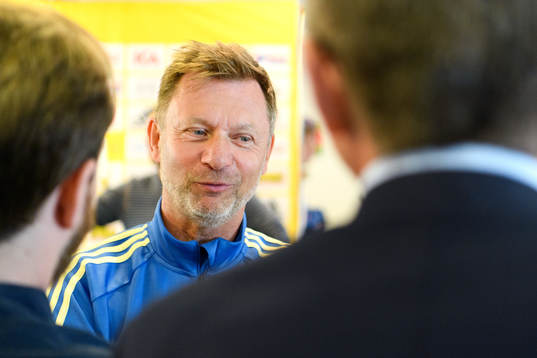 Förbundskapten Peter Gerhardsson blir intervjuad