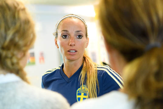 Kosovare Asllani blir intervjuad
