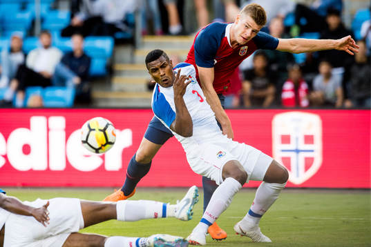 Harold Cummings of Panama and Alexander Sørloth of Norway