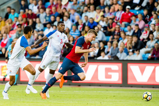 Harold Cummings of Panama and Alexander Sørloth of Norway