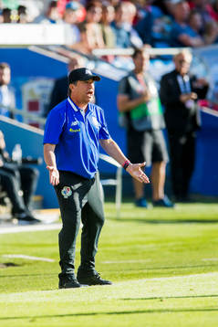 Hernán Darío Gómez, head coach of Panama, reacts