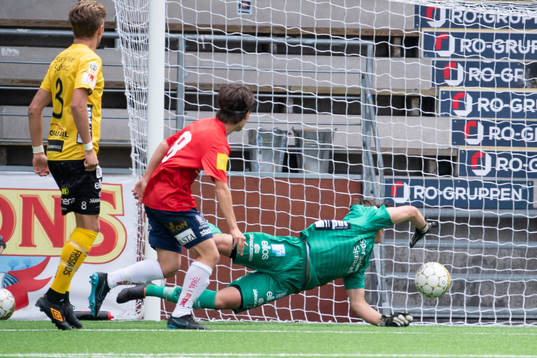 Örgrytes Simon Broberg gör 0-1 på Elfsborgs målvakt
