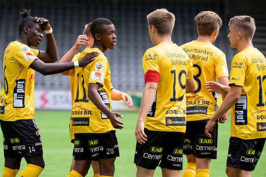 Elfsborgs Ornel Makindu klappas om av lagkamraterna