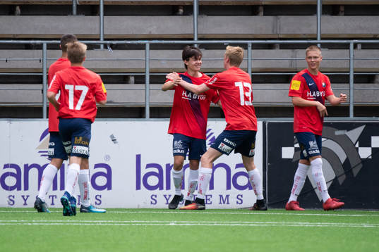 Örgrytes Simon Broberg klappas om av lagkamraterna
