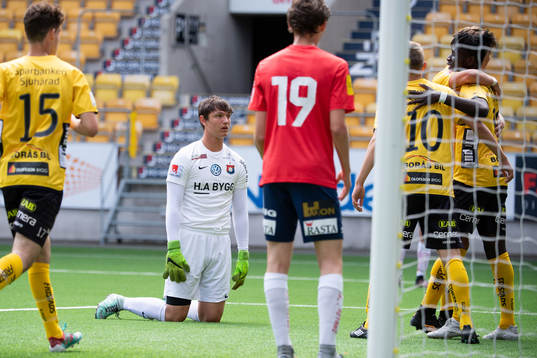 Elfsborgs Musa M'Benga (höger i bild) klappas om av