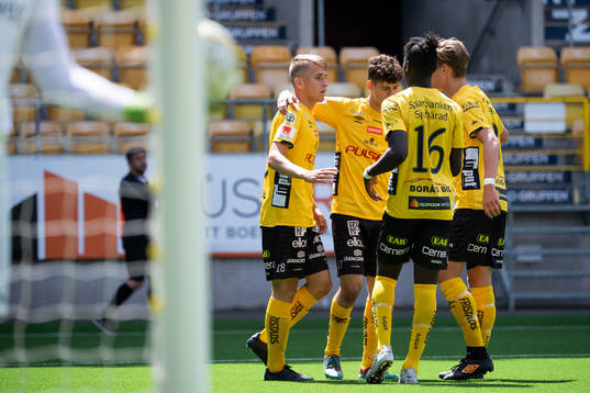 Elfsborgs Jack Cooper Love klappas om av lagkamraterna