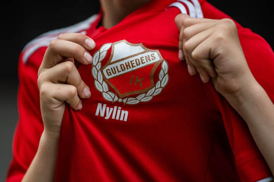 Guldhedens IKs klubbmärke på en tröja