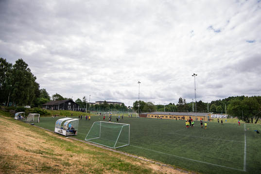 Översiktsbild av en av konstgräsplanerna på Backavallen