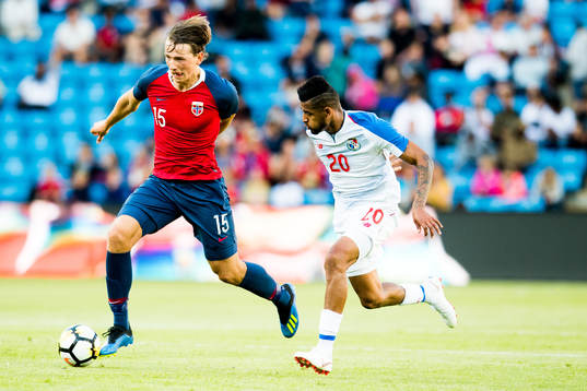 Sander Berge of Norway and Aníbal Godoy of Panama
