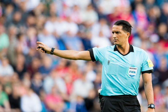 Referee Serdar Gözübüyük of the Netherlands