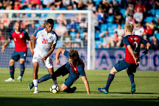 Aníbal Godoy of Panama and Sander Berge of Norway