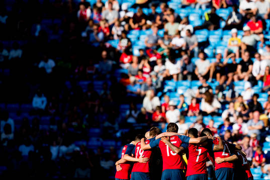 Players of Norway gather in a circle