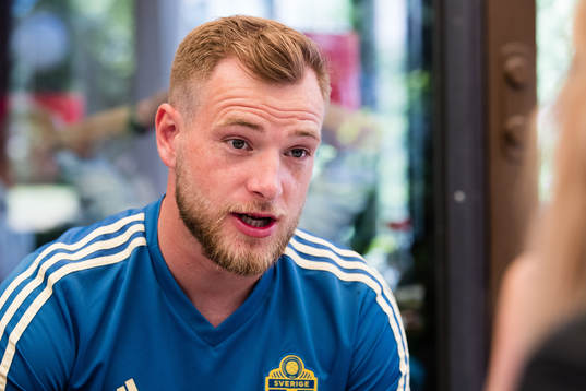 intervjuas av media