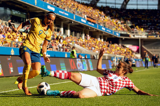 Sveriges Kosovare Asllani och Kroatiens Petra Pezelj