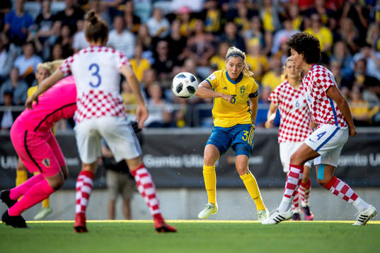 Sveriges Linda Sembrant passar fram till 1-0 av Stina