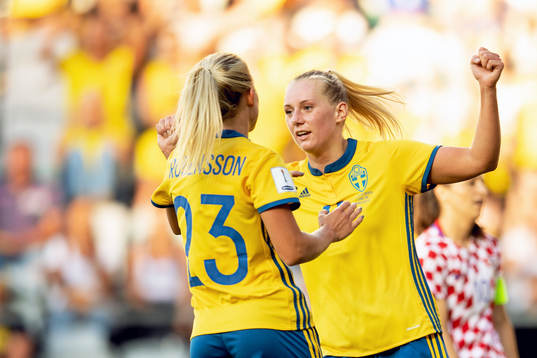 Sveriges Stina Blackstenius jublar