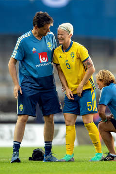 Sveriges Nilla Fischer grinar illa