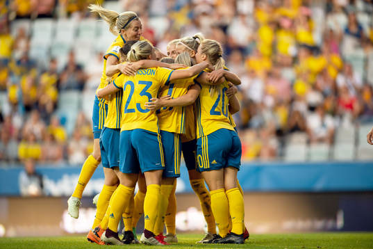 Sveriges Hanna Folkesson jublar med lagkamrater