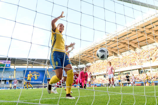 Sveriges Elin Rubensson gör 2-0 och jublar