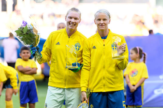 Sveriges målvakt Hedvig Lindahl och Nilla Fischer hyllas