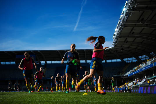 Sveriges Magdalena Ericsson och Kosovare Asllani värmer upp