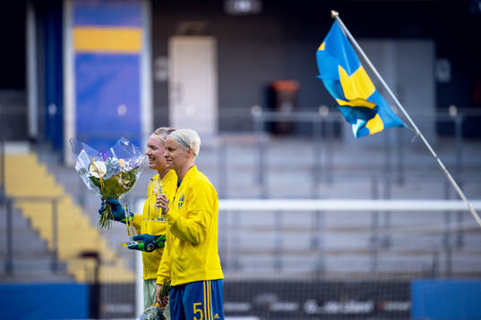 Sveriges målvakt Hedvig Lindahl och Nilla Fischer hyllas