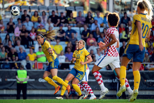Sveriges Kosovare Asllani nickar mot mål
