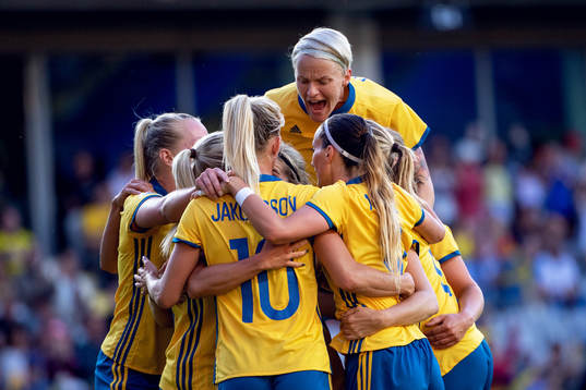 Sveriges Elin Rubensson jublar med lagkamrater