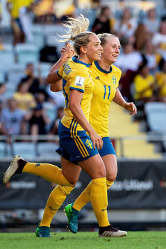 Sveriges Elin Rubensson och Stina Blackstenius jublar