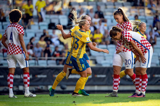 Sveriges Elin Rubensson och Stina Blackstenius jublar