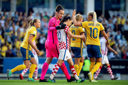 Kroatiens målvakt Doris Bacic tröstar Kroatiens Iva