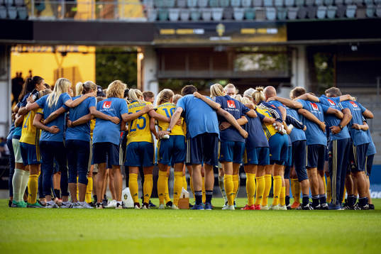 Sveriges spelare kramar om varandra och jublar