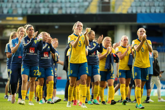 Sveriges Linda Sembrant och Magdalena Ericsson tackar fansen
