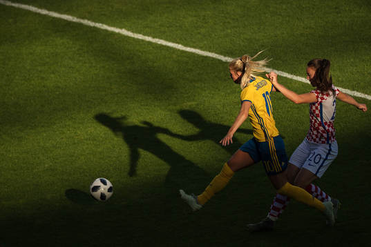 Sveriges Sofia Jakobsson tar sig förbi Kroatiens Ana
