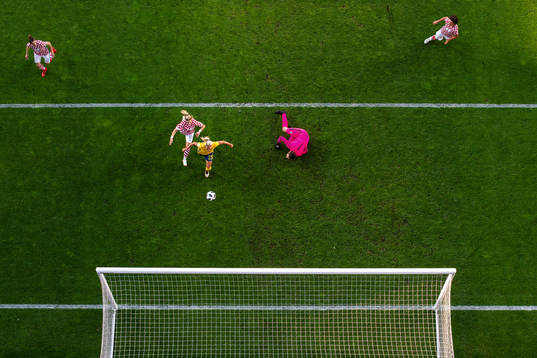 Sveriges Elin Rubensson gör 2-0 bakom Kroatiens målvakt