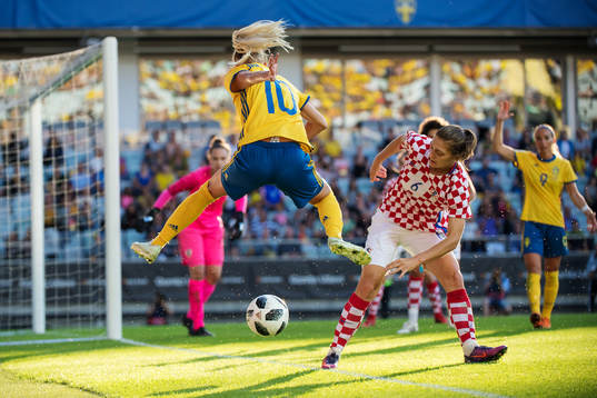 Sveriges Sofia Jakobsson stoppas av Kroatiens Mihaela Horvat