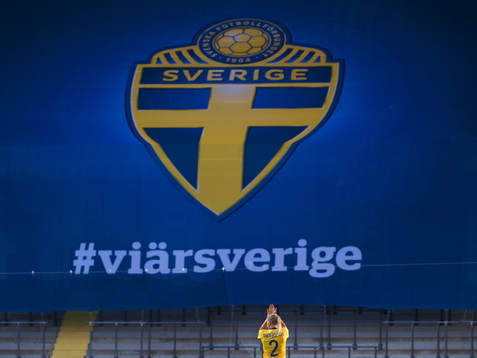 Sveriges Jonna Andersson tackar publiken när hon byts ut