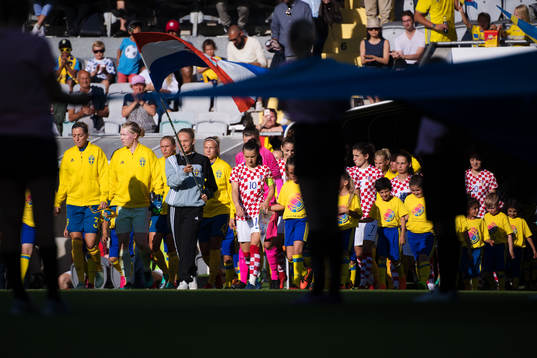 Sveriges målvakt Hedvig Lindahl och Kroatiens Iva Landeka