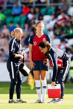 Caroline Graham Hansen of Norway with an injury