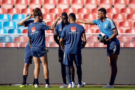 Sveriges Jimmy Durmaz och Isaac Kiese Thelin knäpper på