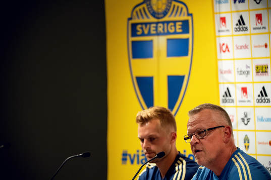 Sveriges Sebastian Larsson och förbundskapten Janne
